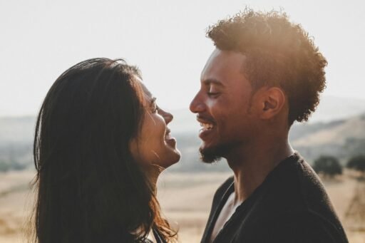 casal sorrindo