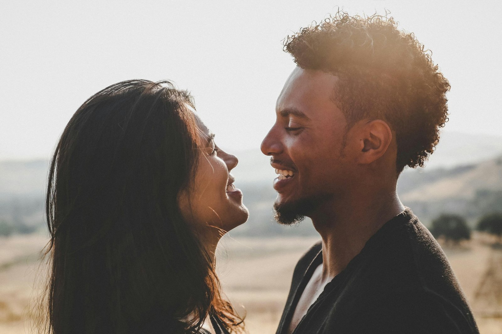 casal sorrindo