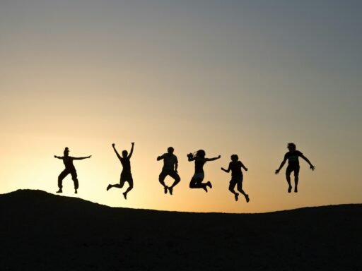 pessoas pulando durante o nascer do sol
