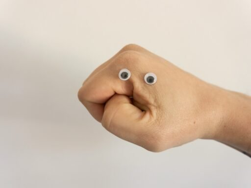 mão engraçada com olhos