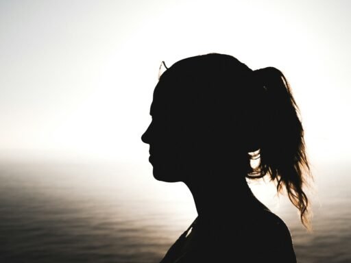 silhueta de uma mulher